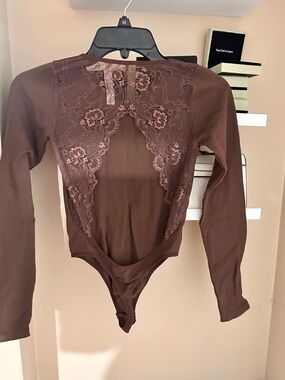 Lace-Back Long Sleeve Bodysuit - Brown
